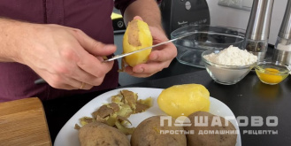 Фото приготовления рецепта: Картофельные пирожки с мясом на сковороде - шаг 7