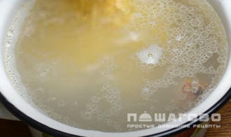 Фото приготовления рецепта: Гороховый суп с копчеными ребрышками и зеленью - шаг 3