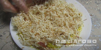 Фото приготовления рецепта: Салат Белый медведь с курагой и грецким орехом - шаг 8