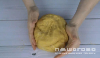 Фото приготовления рецепта: Нежный песочный торт с белковым кремом - шаг 3