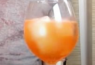Фото приготовления рецепта: Коктейль «Апероль-шприц» (Aperol Spritz) - шаг 1
