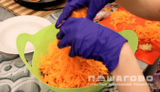 Фото приготовления рецепта: Салат из фасоли с сухариками - шаг 3