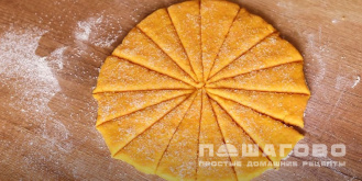 Фото приготовления рецепта: Рогалики морковные - шаг 7