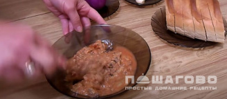 Фото приготовления рецепта: Бутерброды с килькой в томатном соусе и яйцом - шаг 2