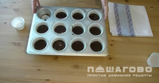 Фото приготовления рецепта: Веганский шоколадный кекс с ягодами - шаг 3