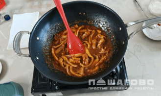Фото приготовления рецепта: Кальмары, тушеные с овощами - шаг 2