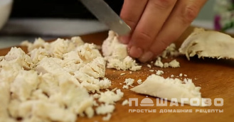 Фото приготовления рецепта: Салат с грибами, черносливом и курицей - шаг 8