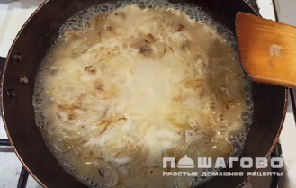 Фото приготовления рецепта: Бефстроганов из курицы со сметаной - шаг 3