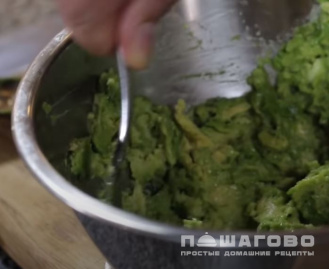Фото приготовления рецепта: Соус из авокадо с чесноком к мясу и птице - шаг 4