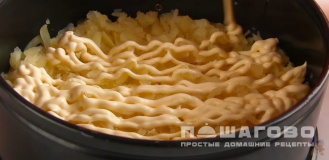 Фото приготовления рецепта: Сельдь под шубой с яйцами - шаг 6