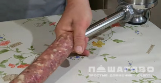 Фото приготовления рецепта: Домашняя сыровяленая колбаса - шаг 6