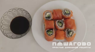 Фото приготовления рецепта: Нежные домашние роллы с красной рыбой и огурцом - шаг 6