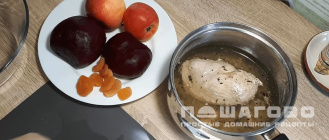 Фото приготовления рецепта: Салат из свеклы с курагой и изюмом - шаг 1
