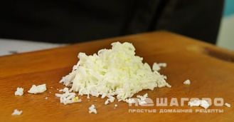 Фото приготовления рецепта: Салат с грибами, черносливом и курицей - шаг 13