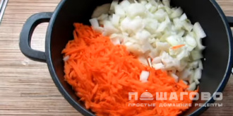 Фото приготовления рецепта: Бигус с колбасой и свежей капустой - шаг 1