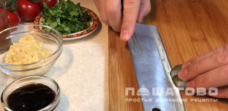Фото приготовления рецепта: Креветки в томатном соусе - шаг 1