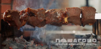 Фото приготовления рецепта: Мягкий и сочный шашлык из говядины на мангале - шаг 7