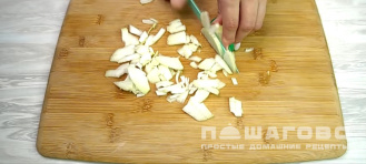 Фото приготовления рецепта: Салат из ананасов с сыром и чесноком - шаг 4