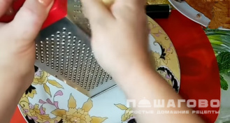 Фото приготовления рецепта: Салат "Подсолнух" 🌻 с курицей и грибами - шаг 1
