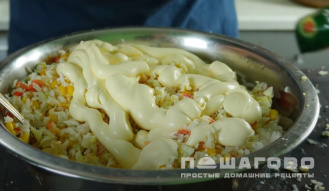 Фото приготовления рецепта: Салат с крабами - шаг 7