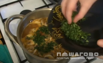 Фото приготовления рецепта: Суп с фасолью и грибами - шаг 9