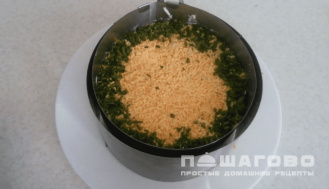 Фото приготовления рецепта: Салат Мимоза с лососем, сыром и яйцами - шаг 4