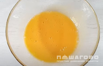 Фото приготовления рецепта: Быстрый пирог на кефире - шаг 1