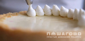 Фото приготовления рецепта: Чизкейк с вишней - шаг 17