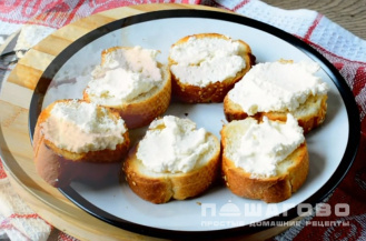 Фото приготовления рецепта: Вкусный бутерброд с багетом семгой и творожным сыром - шаг 5