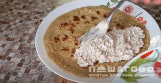 Фото приготовления рецепта: Овсяный блин с сыром - шаг 6