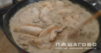 Фото приготовления рецепта: Курица с грибным соусом - шаг 6