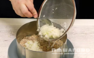 Фото приготовления рецепта: Вкусный рыбный салат Мимоза - шаг 5