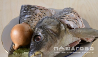 Фото приготовления рецепта: Уха из сазана с водкой - шаг 1