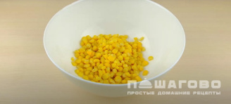 Фото приготовления рецепта: Крабовый салат с апельсинами и кукурузой - шаг 4