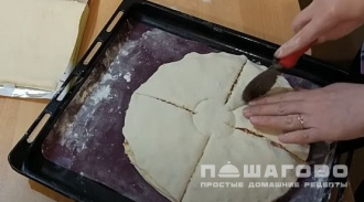 Фото приготовления рецепта: Пирог с сыром и сосисками - шаг 5