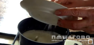Фото приготовления рецепта: Сладкая манная каша - шаг 2