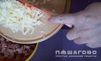 Фото приготовления рецепта: Грузинский салат с колбасой и помидорами - шаг 3