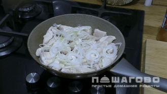 Фото приготовления рецепта: Курица кусочками в сливочном соусе - шаг 2