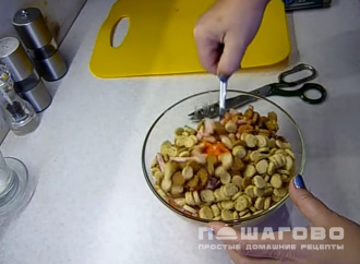 Фото приготовления рецепта: Салат с фасолью и кириешками - шаг 2