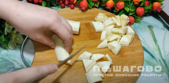 Фото приготовления рецепта: Фруктовый салат с шоколадом и взбитыми сливками - шаг 1