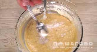 Фото приготовления рецепта: Пышные оладьи на кефире классические - шаг 5