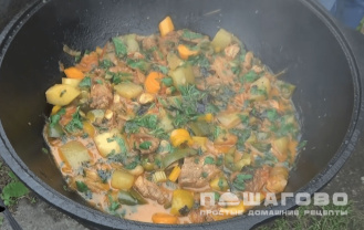 Фото приготовления рецепта: Овощное рагу с мясом в казане - шаг 6