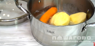 Фото приготовления рецепта: Салат оливье с мясом и свежими огурцами - шаг 1