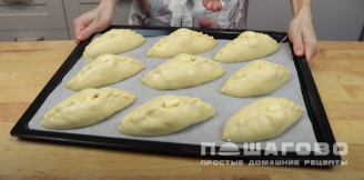 Фото приготовления рецепта: Духовые пирожки Расстегай с рыбными консервами - шаг 20