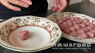 Фото приготовления рецепта: Суп с фрикадельками и вермишелью - шаг 2