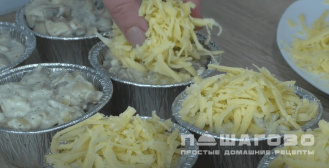 Фото приготовления рецепта: Жюльен с шампиньонами и нежным куриным филе - шаг 8