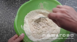 Фото приготовления рецепта: Пицца со свининой и ананасами - шаг 5