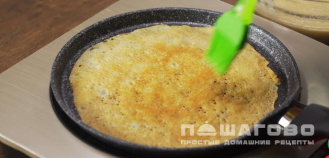 Фото приготовления рецепта: Заварные блины на молоке и кипятке - шаг 4