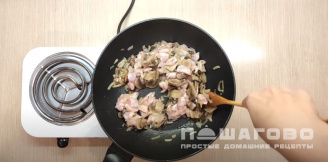 Фото приготовления рецепта: Гречка с курицей и грибами - шаг 6