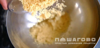 Фото приготовления рецепта: Чизкейк с вишней - шаг 5